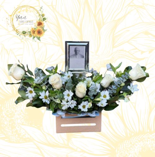 ARREGLO CONDOLENCIAS DE FLORES BLANCAS"