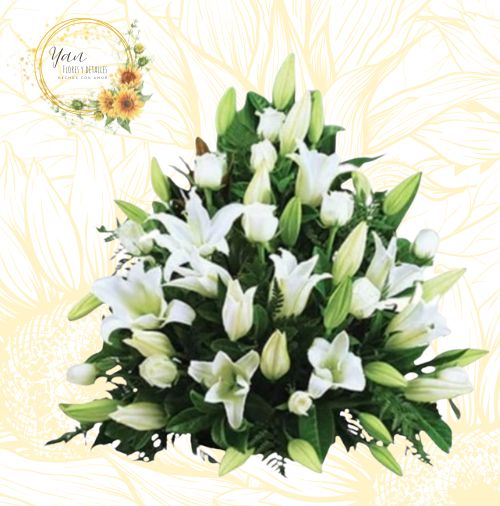 CANASTA DE ROSAS BLANCAS Y LILIUMS"